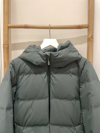 Plumífero Uniqlo verde grisaceo con capucha