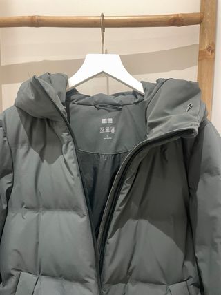 Plumífero Uniqlo verde grisaceo con capucha