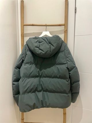 Plumífero Uniqlo verde grisaceo con capucha