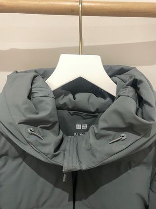 Plumífero Uniqlo verde grisaceo con capucha