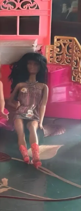 Barbie con vestito e stivali rossi