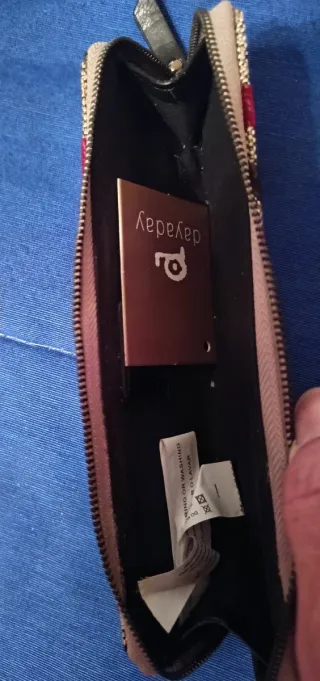 Estuche de cremallera rayas beige, granate y negro