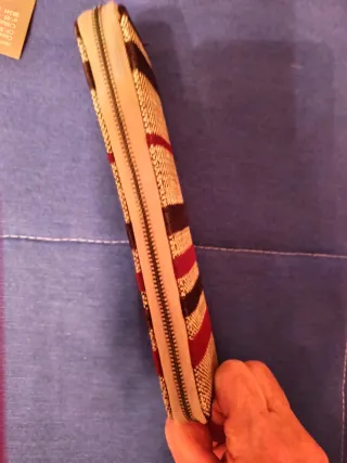 Estuche de cremallera rayas beige, granate y negro