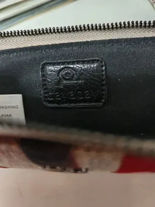 Estuche de cremallera rayas beige, granate y negro