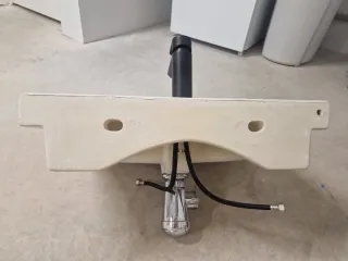 Lavabo Roca satinado con grifo negro marca Stillo