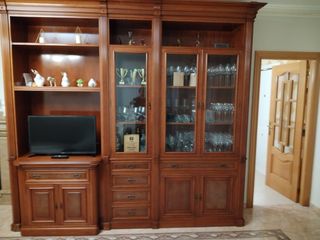 Mueble de comedor de madera y cristal