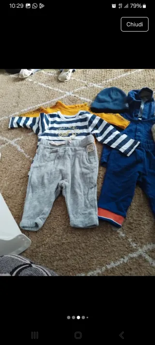 Abbigliamento per neonati da zero a nove mesi.