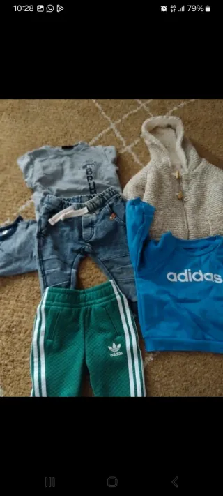 Abbigliamento per neonati da zero a nove mesi.