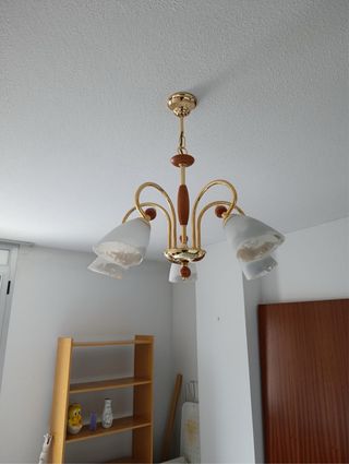 Lámpara de techo dorada y madera