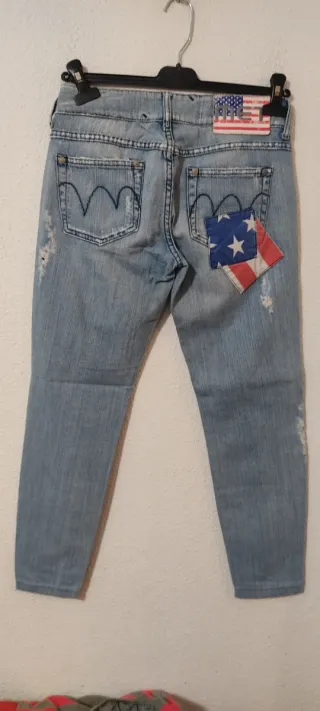 Vaqueros Met con parches bandera