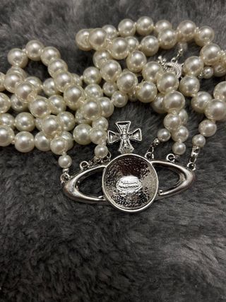 Collar Vivienne Westwood perlas y logo