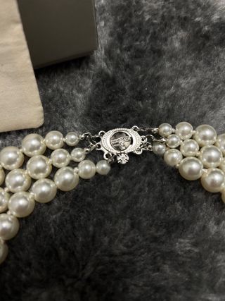 Collar Vivienne Westwood perlas y logo