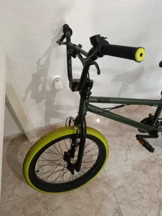 Bici BMX verde con ruote gialle