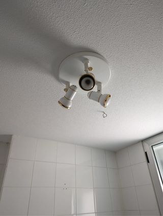 Lámpara de techo blanca y dorada