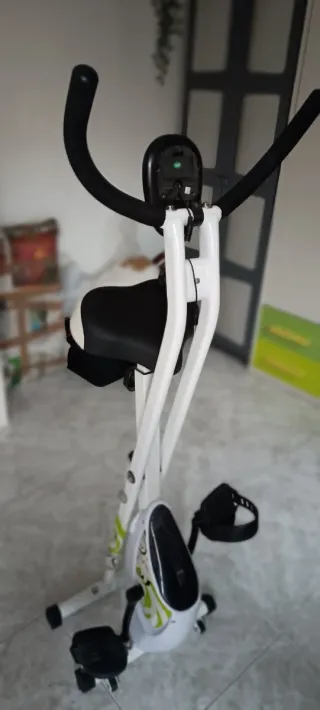 Bicicleta Estática Blanca y Negra