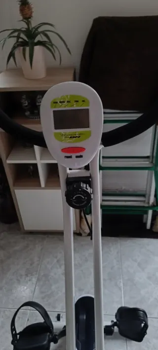 Bicicleta Estática Blanca y Negra