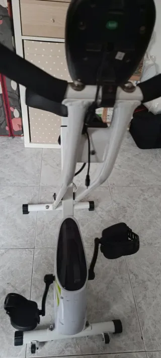 Bicicleta Estática Blanca y Negra