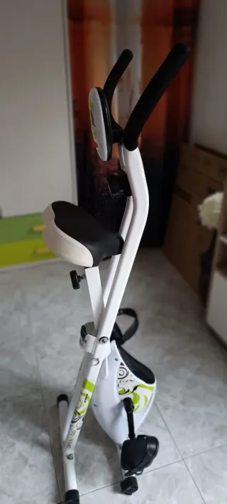 Bicicleta Estática Blanca y Negra