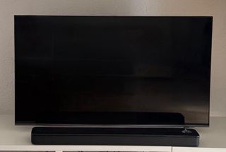 TV Samsung QLED 50” + Barra de Sonido Sony