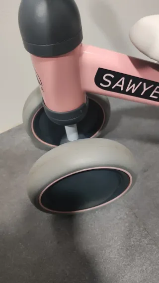 Correpasillos triciclo Sawyer Rosa