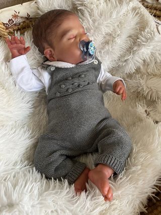Bebé Reborn realista con chupete