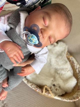 Bebé Reborn realista con chupete