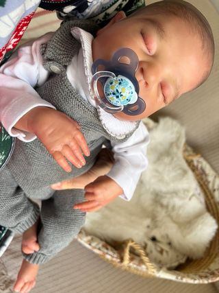 Bebé Reborn realista con chupete