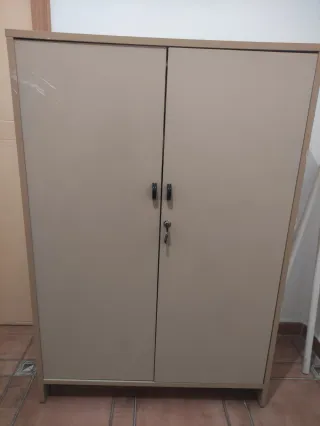 Mueble de oficina beige con cerradura