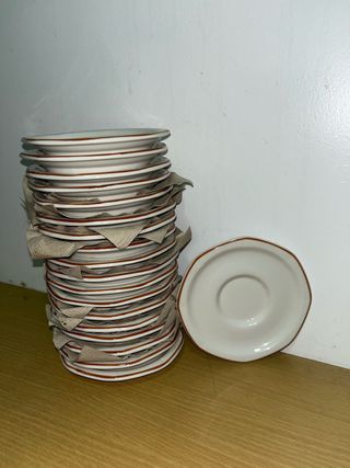 Piatti in ceramica con bordo marrone