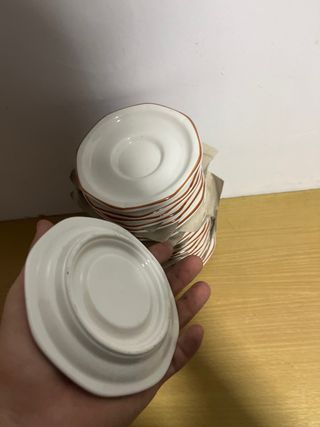 Piatti in ceramica con bordo marrone