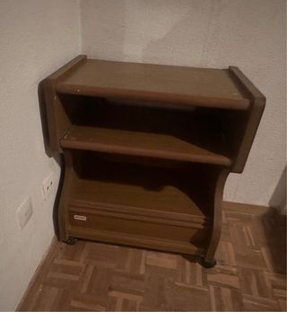 Mueble de madera marrón claro