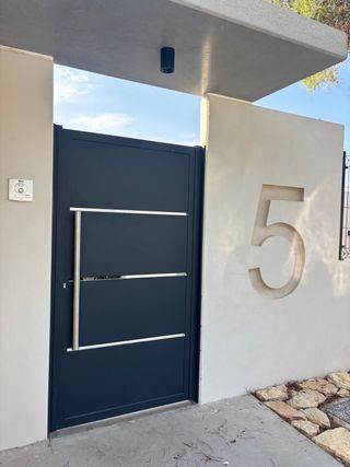 Puerta de metal moderna