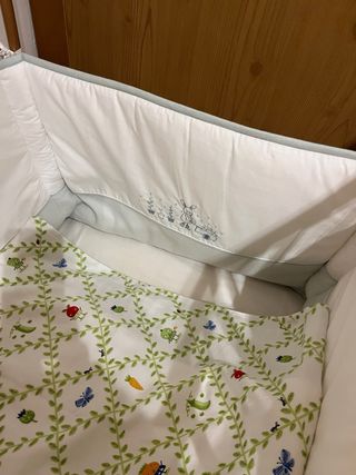 Cuna de madera para bebé con colchón y edredón