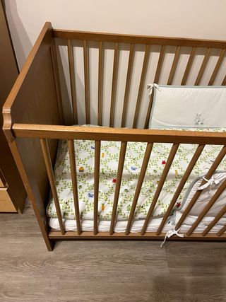 Cuna de madera para bebé con colchón y edredón