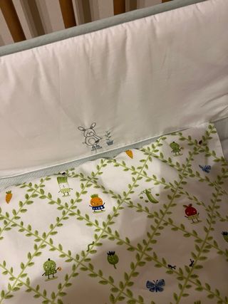 Cuna de madera para bebé con colchón y edredón