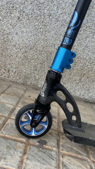 Patín de freestyle negro y azul