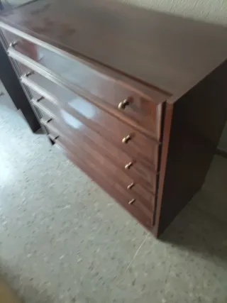 Cómoda de madera marrón