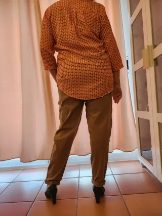 Conjunto Camisa Naranja y Pantalón Marrón