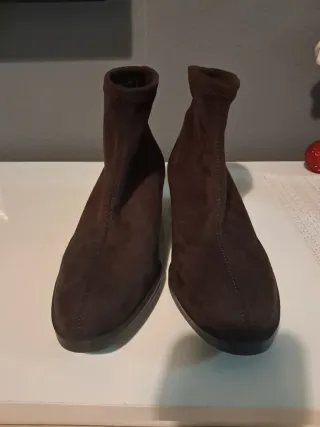 Botín elástico Miss marrón tacón dorado