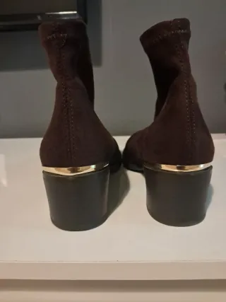 Botín elástico Miss marrón tacón dorado