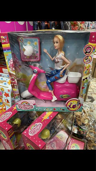 Bambola Maya con scooter rosa e casco