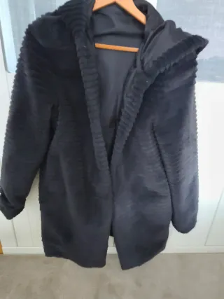 Abrigo negro con capucha