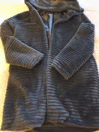 Abrigo negro con capucha