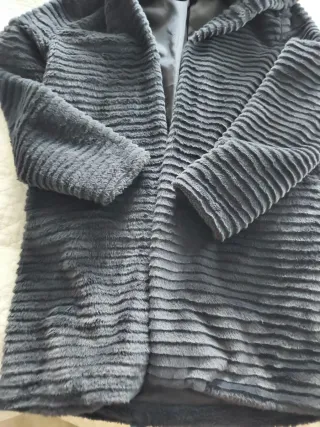 Abrigo negro con capucha