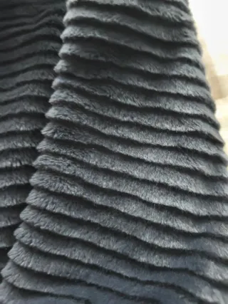 Abrigo negro con capucha