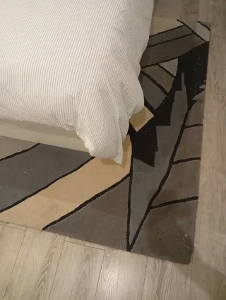 Alfombra moderna geométrica beige y gris.