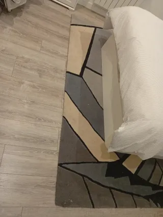 Alfombra moderna geométrica beige y gris.