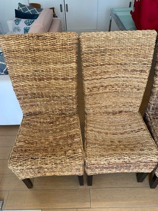 Juego de 4 Sillas de junco con Cojines Rojos.