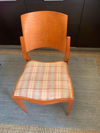 Juego de 4 Sillas de junco con Cojines Rojos.