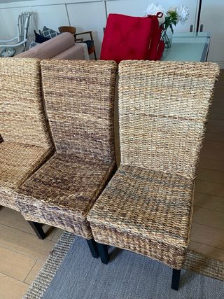 Juego de 4 Sillas de junco con Cojines Rojos.